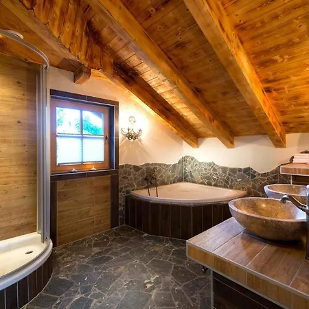 In St Martin With Sauna & Mountain Views *