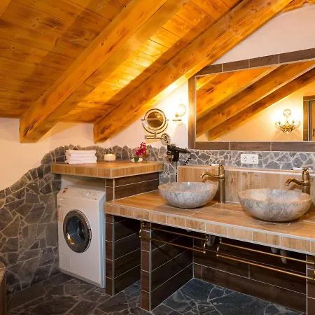 In St Martin With Sauna & Mountain Views *